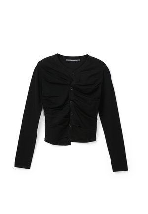 Zwarte cardigan met lange mouwen, knopen, geplooide details aan de voorkant en een ronde halslijn, plat gelegd op een witte achtergrond.