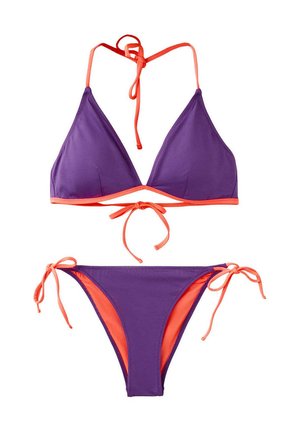 Bikini morado con ribete naranja, top halter con lazos y braguita a juego con lazos laterales, mostrado sobre fondo blanco.