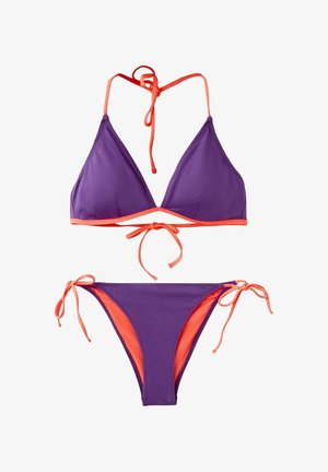 Bikini morado con ribete naranja, top halter con lazos y braguita a juego con lazos laterales, mostrado sobre fondo blanco.