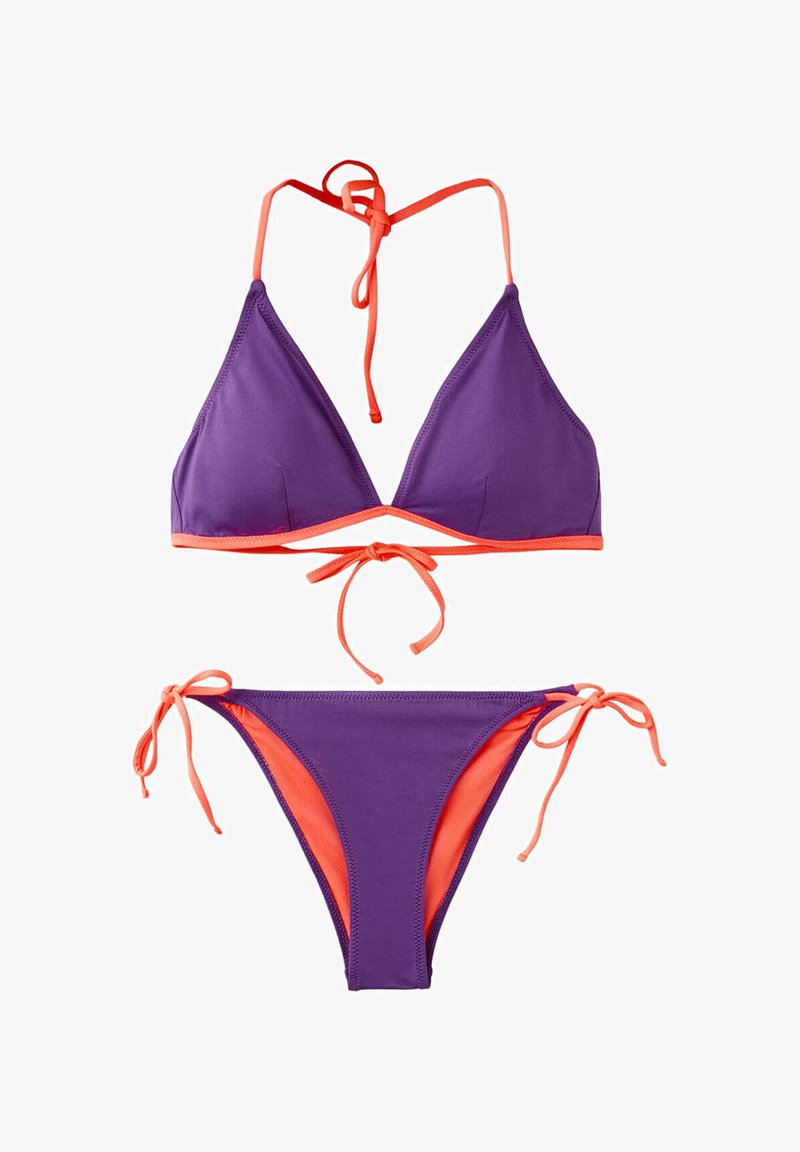 Bikini violet avec bordure orange, haut halter avec liens et bas assortis à nouer sur les côtés, présenté sur fond blanc.