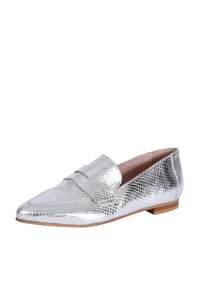 Zilveren metallic loafers met een textuur van slangenleerpatroon, puntige neus, platte bruine zool en een decoratieve band over de wreef.