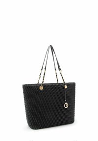 Sac fourre-tout tissé noir avec surface texturée, anses en cuir, garnitures dorées et un charm décoratif. Forme rectangulaire compacte.