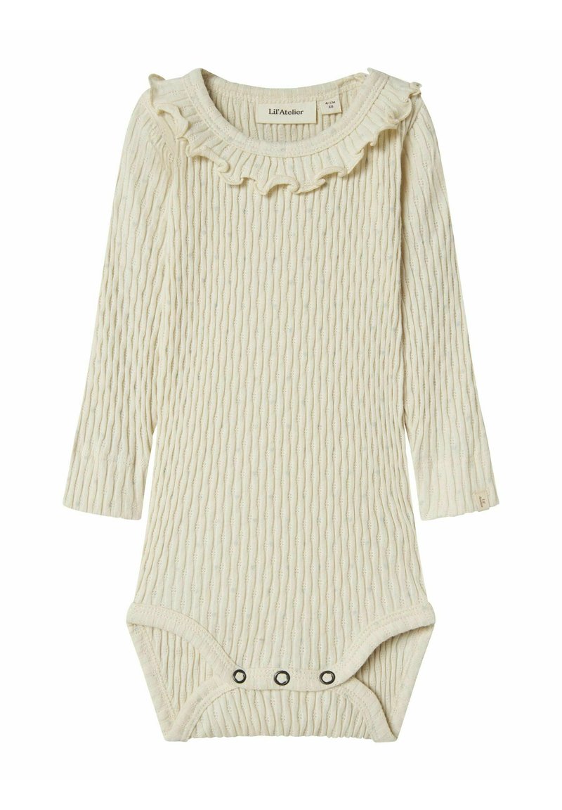 Kremefarget strikket bodysuit med lange ermer, rillet tekstur, volang rundt halsen og tre trykknapper nederst.