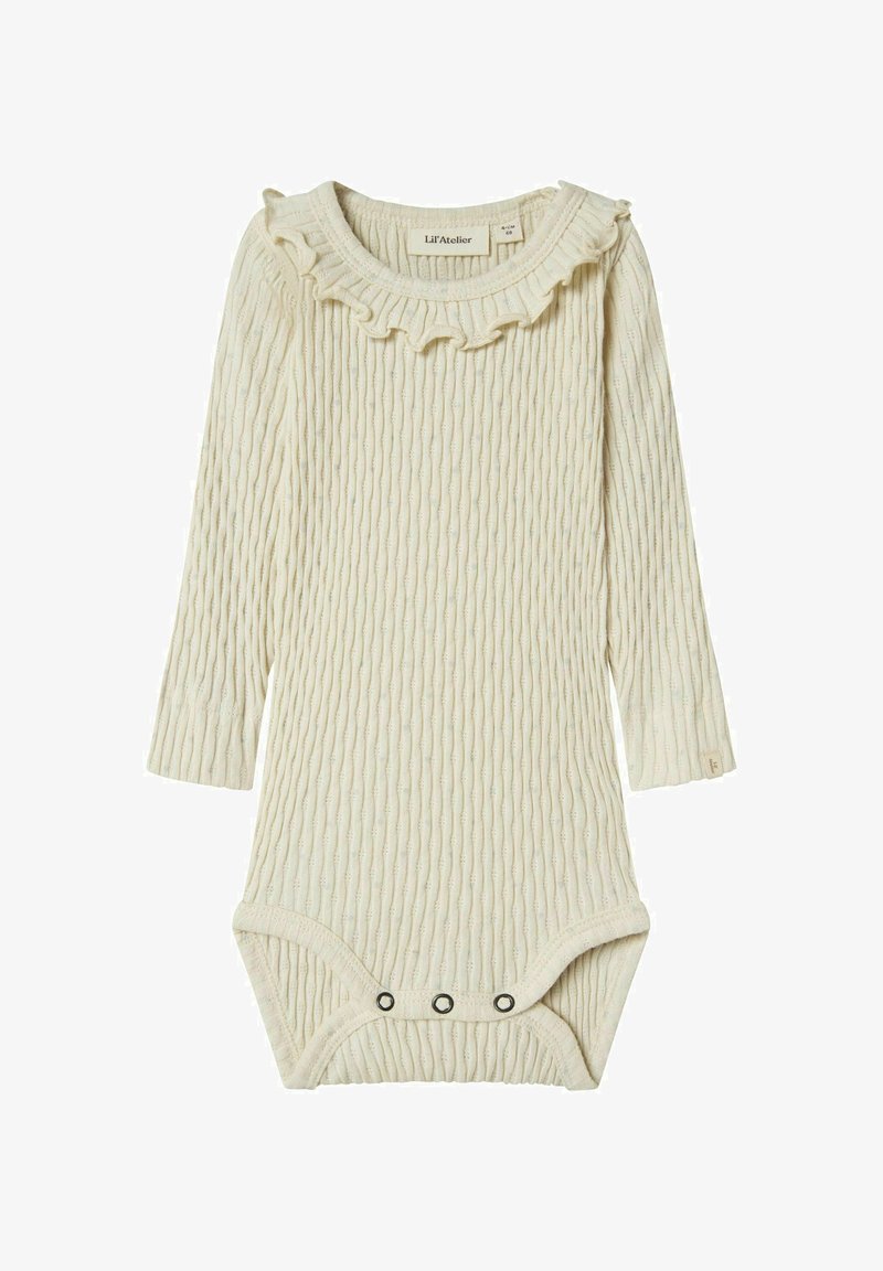 Kremefarget strikket bodysuit med lange ermer, rillet tekstur, volang rundt halsen og tre trykknapper nederst.