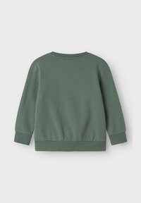 Sudadera verde con cuello redondo, mangas largas y dobladillo acanalado. Textura suave con puños y cintura elásticos.