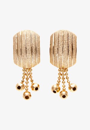 Rechteckige Ohrstecker in Gold-Ton mit strukturierter Oberfläche, von jedem Stecker hängen drei kleine Kugelketten mit facettierten goldenen Perlen.
