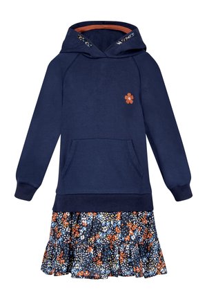 Granatowa sukienka z kapturem typu bluza z kieszenią kangura, małym pomarańczowym kwiatowym emblem i falbanami na spódnicy z motywem kwiatowym w kolorach niebieskim, pomarańczowym i białym.