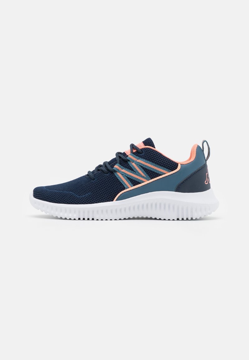 Baskets de sport bleu marine en mesh, avec une semelle blanche, des accents roses et un motif texturé sur le dessus.
