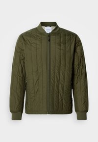Giubbotto bomber trapuntato verde oliva con zip frontale, polsini e orlo a coste. Presenta tasche laterali e un classico design senza colletto.