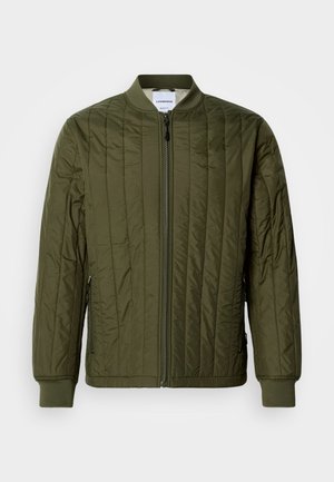 Alyvuogių žalumos, siuvinėta bombinės striukės su užtrauktuku priekyje, raukšlėtais rankogaliais ir apačia. Turi šonines kišenes ir klasikinį dizainą be apykaklės.