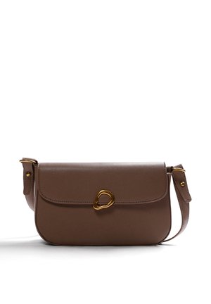 Borsa a tracolla in pelle marrone media con fibbia circolare dorata irregolare e tracolla regolabile su sfondo bianco.