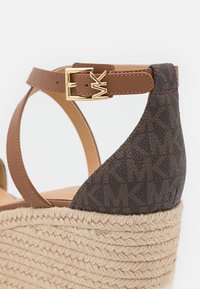 MICHAEL Michael Kors Sandales à talons hauts - brown