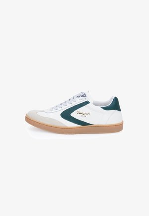Sneaker bianca bassa con dettagli verdi, punta in suede beige, suola in gomma, lacci bianchi e scritta dorata "Volsport 1920" sul lato.