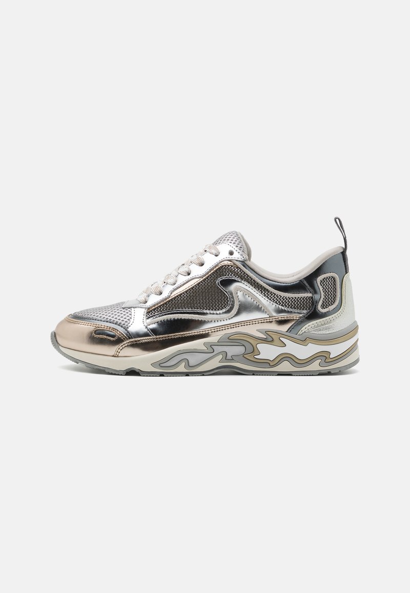 Sneaker in argento metallico con pannelli in rete e lucidi. Suola a onda in beige, grigio e bianco. Design con lacci e linguetta.