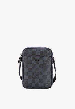 Borsa a tracolla nera con motivo a scacchiera realizzata in materiale testurizzato. Presenta una chiusura con cerniera e una tracolla regolabile. Forma rettangolare compatta.