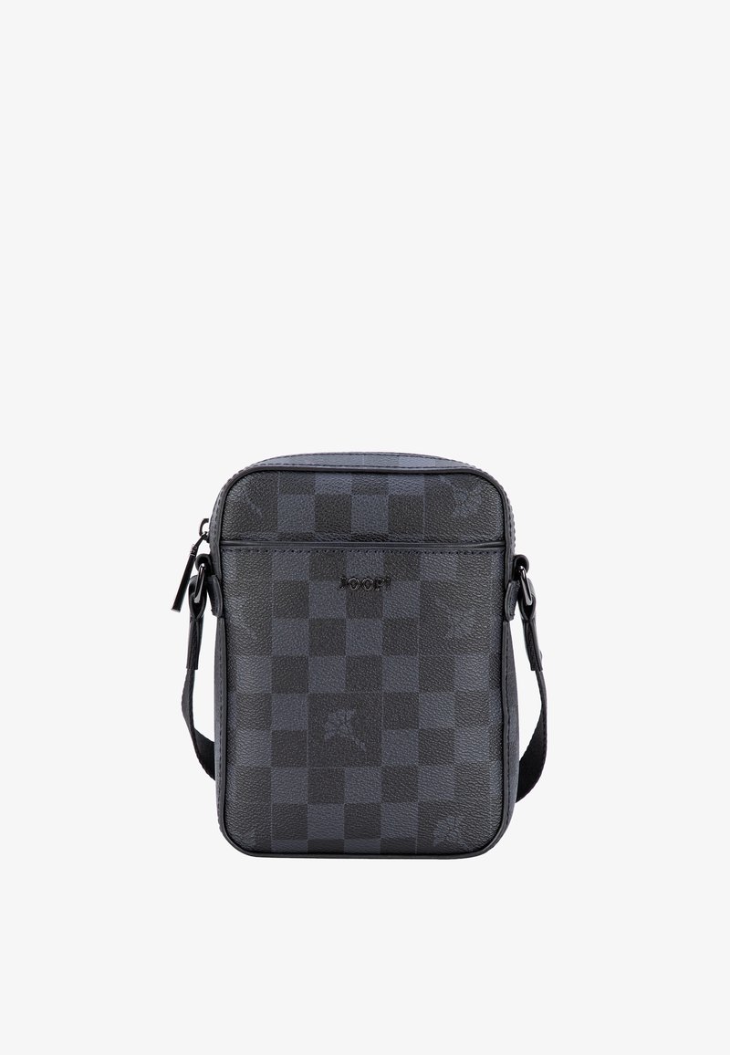 Schwarze Umhängetasche mit Schachbrettmuster aus strukturiertem Material. Verfügt über einen Reißverschluss und einen verstellbaren Riemen. Kompakte rechteckige Form.