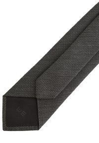 Textúrovaná šedá kravata s jemným vzorom, s pevnou čiernou spodnou stranou a embosovaným logom na špičke.