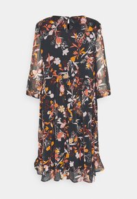 Robe fleurie en tissu noir transparent, ornée de motifs floraux orange, blancs et roses. Manches longues et ourlet volanté. Fermeture à boutons au dos.