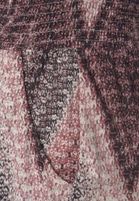 Tessuto strutturato con motivi variabili in tonalità di bordeaux, nero e bianco. Presenta cuciture arricciate e un dettaglio di tasca laterale.