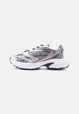 Męski but sportowy w kolorach różowym, szarym, białym i niebieskim, z cholewką z siateczki, grubą podeszwą i logo po boku, widoczny z zewnętrznej strony.