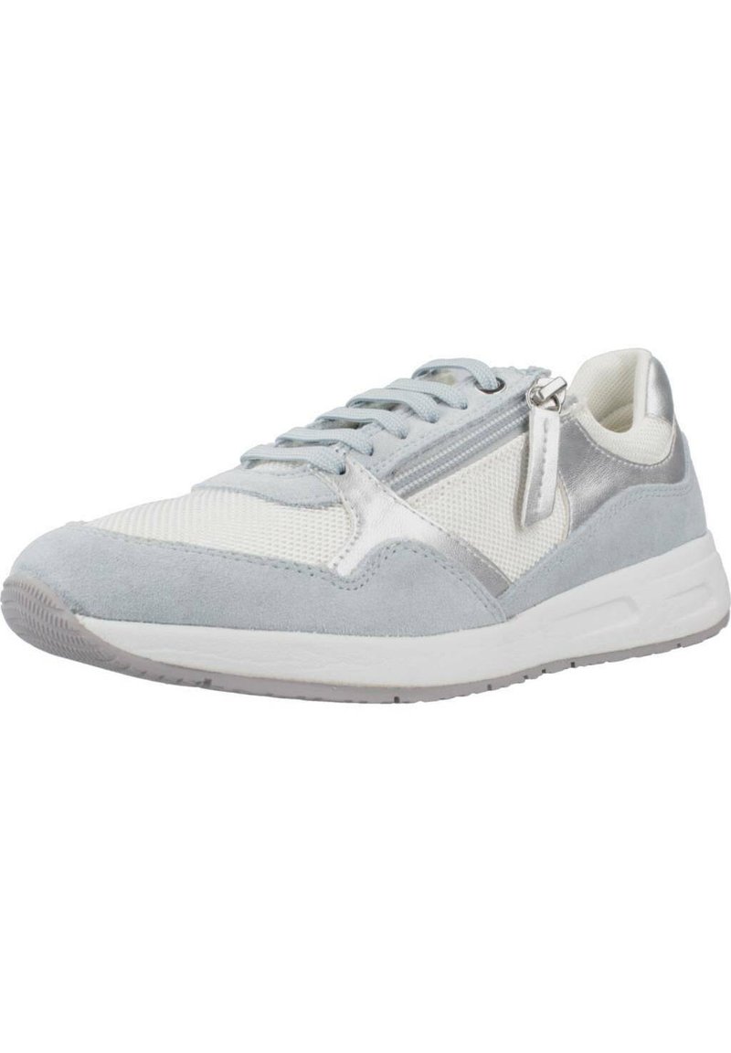 Baskets de sport gris clair avec un dessus en daim et en maille, semelle en caoutchouc blanche, accents argentés et détail zippé sur le côté.