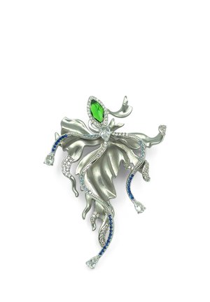 Spilla floreale in argento con petali fluidi dettagliati con pietre preziose chiare, blu e verdi in un design ornato e delicato.