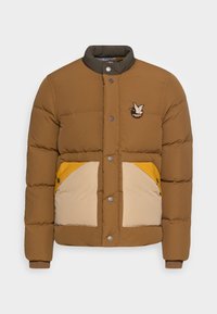 Polstret brun jakke med en grøn krave, creme- og gule detaljer ved lommerne, og et broderet design på brystet. Trykknaplukning.