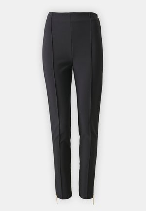 Pantaloni neri attillati con una texture liscia, caratterizzati da cuciture verticali e dettagli di cerniera dorata alle caviglie. Design sartoriale per una silhouette elegante.