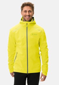 Helle gelbe wasserdichte Jacke mit einem Reißverschluss vorne, Kapuze und reflektierenden Akzenten, zwei vorderen Reißverschlusstaschen und einem leichten Design.