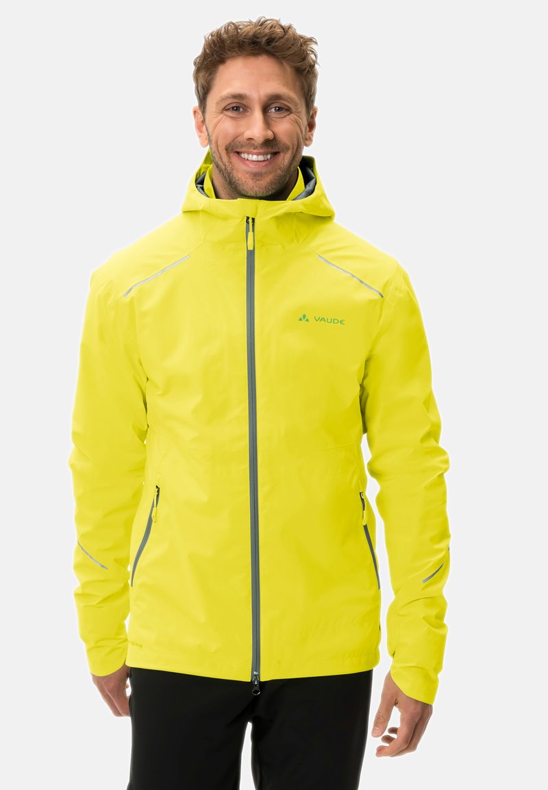 Helle gelbe wasserdichte Jacke mit einem Reißverschluss vorne, Kapuze und reflektierenden Akzenten, zwei vorderen Reißverschlusstaschen und einem leichten Design.