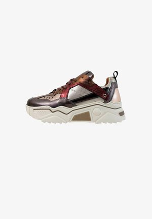 Chunky sneakers in metallic tinten van brons, kastanjebruin en zilver. Kenmerken een gestructureerde bovenkant, dikke witte zool en contrasterende zwarte accenten.