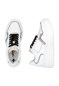 Weiße Sneakers mit schwarzen Akzenten, ausgestattet mit perforierter Textur, Zickzacknähten und schwarzen Schnürsenkeln. Dicke, strukturierte weiße Sohle.