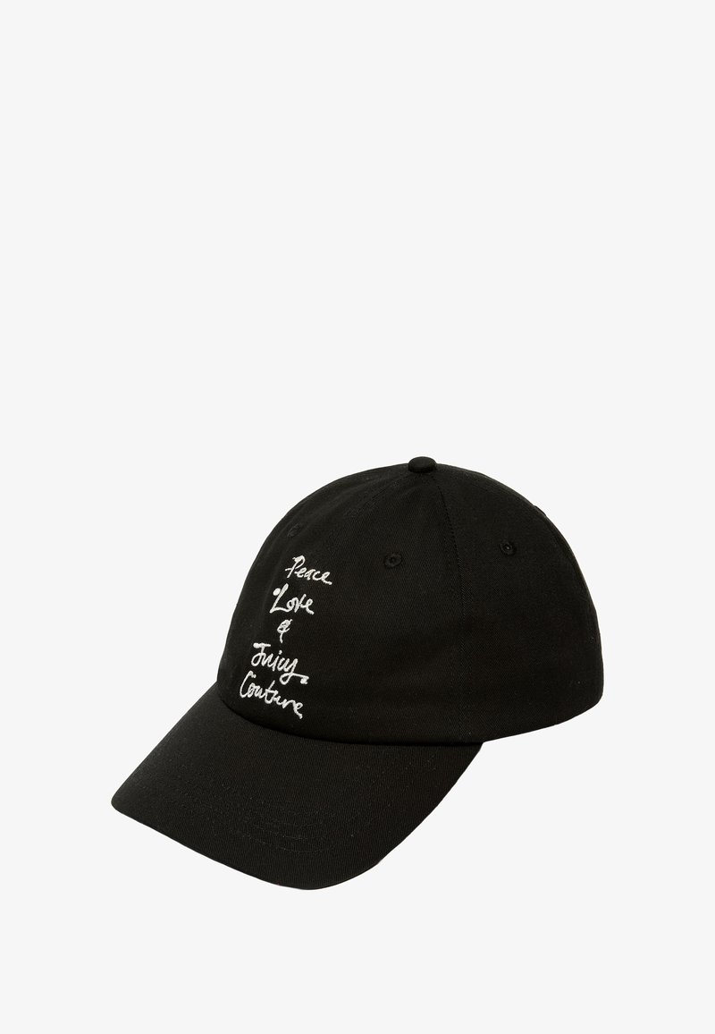 Zwarte baseballpet van katoen, met witte geborduurde tekst op de voorkant. Gebogen klep, ventilatiegaten en een verstelbare band.