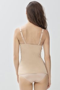 Beżowy top na ramiączkach z regulowanymi paskami, gładka tekstura, dopasowany krój oraz pasujące majtki, prezentujące minimalistyczny styl.