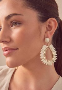 Next Pendientes - bone