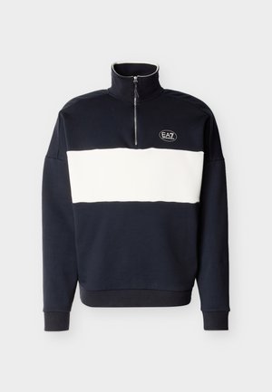 Marineblaues und weißes Sweatshirt mit Viertel-Reißverschluss, hohem Kragen, langen Ärmeln und EA7 Emporio Armani Logo auf der linken Brust.