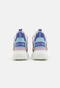 Tenis multicoloridos com sola branca, detalhes em roxo e azul, parte superior em malha e puxadores no calcanhar com o texto "BUFFALO".