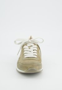 Baskets en daim vert clair avec des lacets blancs. Elles présentent un bout arrondi, une languette rembourrée et une semelle en caoutchouc contrastante. Design minimaliste.