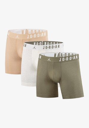 Drie paar heren boxershorts in beige, wit en olijfgroen. Elk heeft een contrasterende logo band met "JORDAN" in het wit gedrukt.