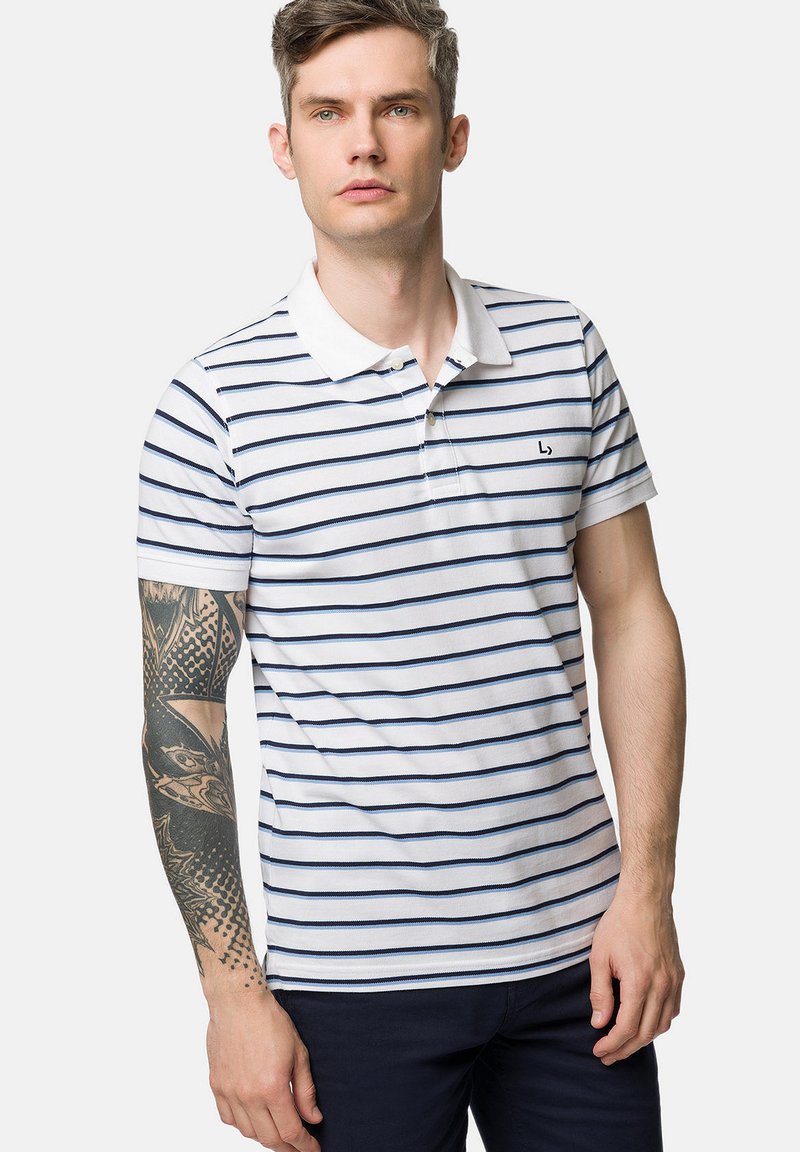 Biała koszulka polo z granatowymi paskami, z kołnierzykiem i krótkimi rękawami. Zawiera małe logo na lewej piersi.