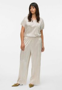 Haut plissé beige métallique à manches courtes, associé à un pantalon large assorti. Tissu lisse et léger avec un éclat subtil.