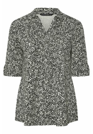 Czarna i biała bluzka w kwiatowy wzór z rękawami o długości trzech czwartych, kołnierzykiem oraz zapięciem na guziki z przodu.