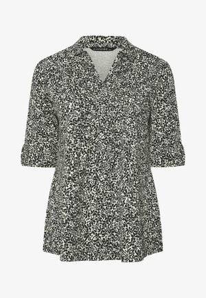 Sort-hvid blomsterprintet bluse med trekvartærmer, krave og knaplukning foran.