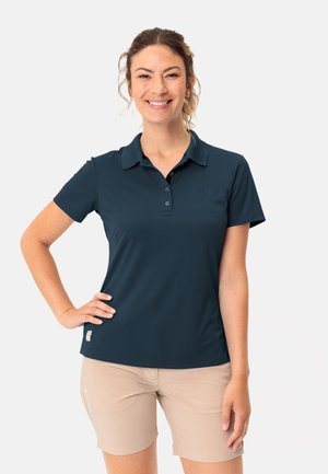 Polo shirt a maniche corte di colore blu navy realizzato in un tessuto traspirante, con colletto e un logo discreto sul petto.
