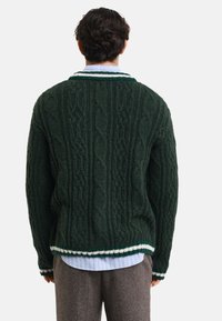 GANT SEASONAL G CABLE V-NECK - Casaco de malha - tartan green