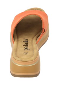 Sandale slide orange avec un dessus lisse et une semelle intérieure rembourrée, présentant une semelle tan avec une légère plateforme et un accent métallique subtil.