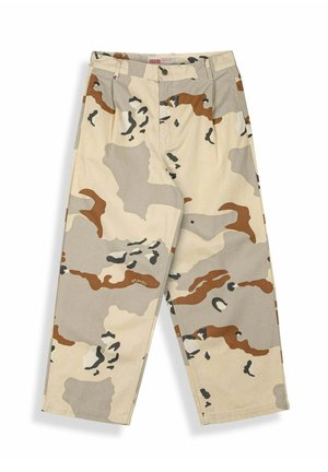 Lockere Hose mit beigem, braunem und grauem Tarnmuster, Knopf- und Reißverschluss, Gürtelschlaufen und Seitentaschen.