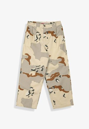 Pantalones de corte holgado con patrón de camuflaje en beige, marrón y gris, cierre con botón y cremallera, trabillas para cinturón y bolsillos laterales.