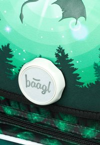 Zelený látkový batoh s motivem lesní scenérie se stromy a siluetou draka, detailní knoflík s logem "baagl", texturovaný zip.