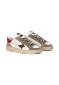 Sneakers basse in suede bianco e beige con lacci marroni, un tallone rosso e un logo a stella marrone di lato.